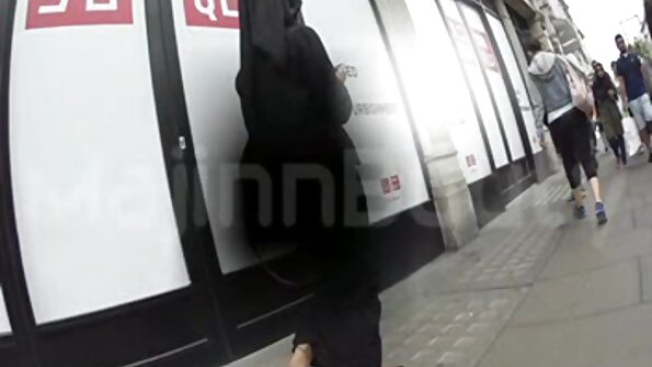 ഡിക്സി കോമറ്റ് അവളുടെ രോമമുള്ള MILF പൂസി നക്കി
