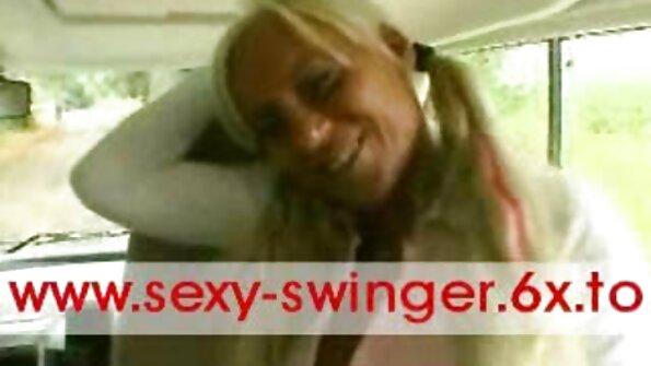 POV മുലകുടിക്കുന്നതും കൊമ്പുള്ളതുമായ MILF ഉപയോഗിച്ച് മുലകുടിക്കുന്നു